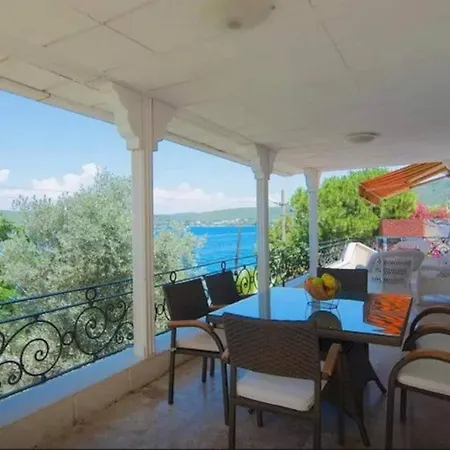 Bodrum'da Oezel Iskeleli 4+1 Yali Dairesi 4*