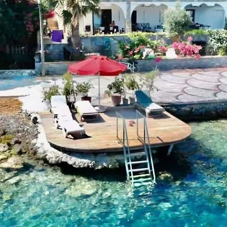 Bodrum'da Oezel Iskeleli 4+1 Yali Dairesi Bodrum